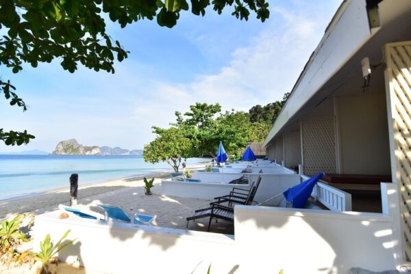 Koh Hai Fantasy Resort strand billede med stole og paraplyer på sandet
