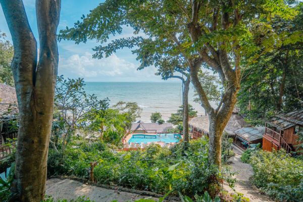 Havudsigt langs en træbeklædt sti på Koh Jum Resort i Thailand