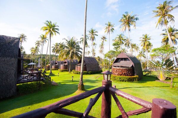 Ønsker du et tropisk udflugtssted med stråtækte hytter og palmetræer? Koh Kood Beach Resort tilbyder naturlig skønhed og autentisk
