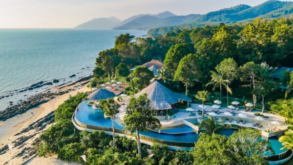 Aerial Koh Yao Yai Village Resort, et strandresort i Thailand. Billedet viser resortets placering direkte ud til strandkanten omgivet af