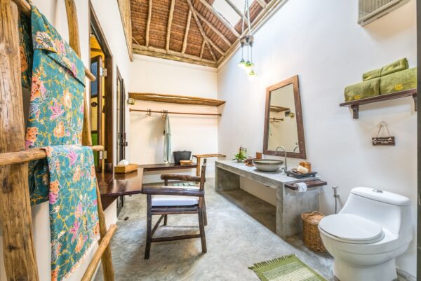 badeværelse med håndvask og toilet på Koh Yao Yai Village Resort