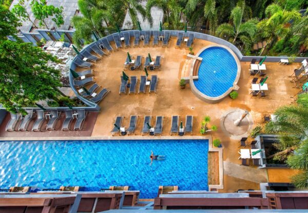 Test: Søger du en rolig ferie ved poolen? Krabi Cha-da Resort tilbyder komfortable stole og skyggefulde paraplyer ved poolområdet for en