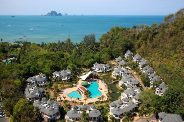 Overblik over feriested i Krabi Thailand: et luksuriøst resort omgivet af tropisk grønt landskab. Udendørs swimmingpool og villaer med