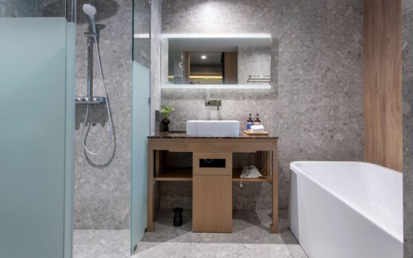 Moderne badeværelse på La Flora Resort i Khao Lak med glas brusekabine og håndvask