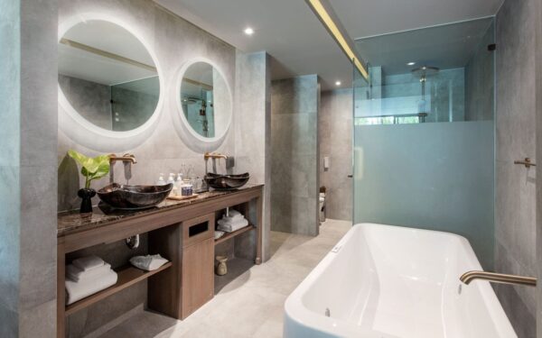 Flora Resort Khao Lak moderne badeværelse med store spejle og luksuriøse badekar