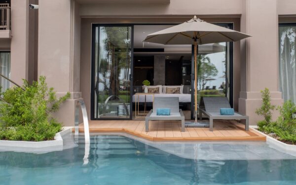 La Flora Resort Khao Lak swimmingpool og loungestol til solbadning og afslapning