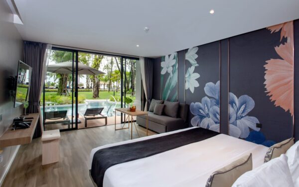 La Flora Resort værelse med stor seng og udsigt til poolen