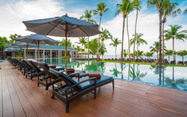 La Flora Resort Khao Lak swimmingpoolområde - Med liggestole og gratis parasoller til afslapning for gæster