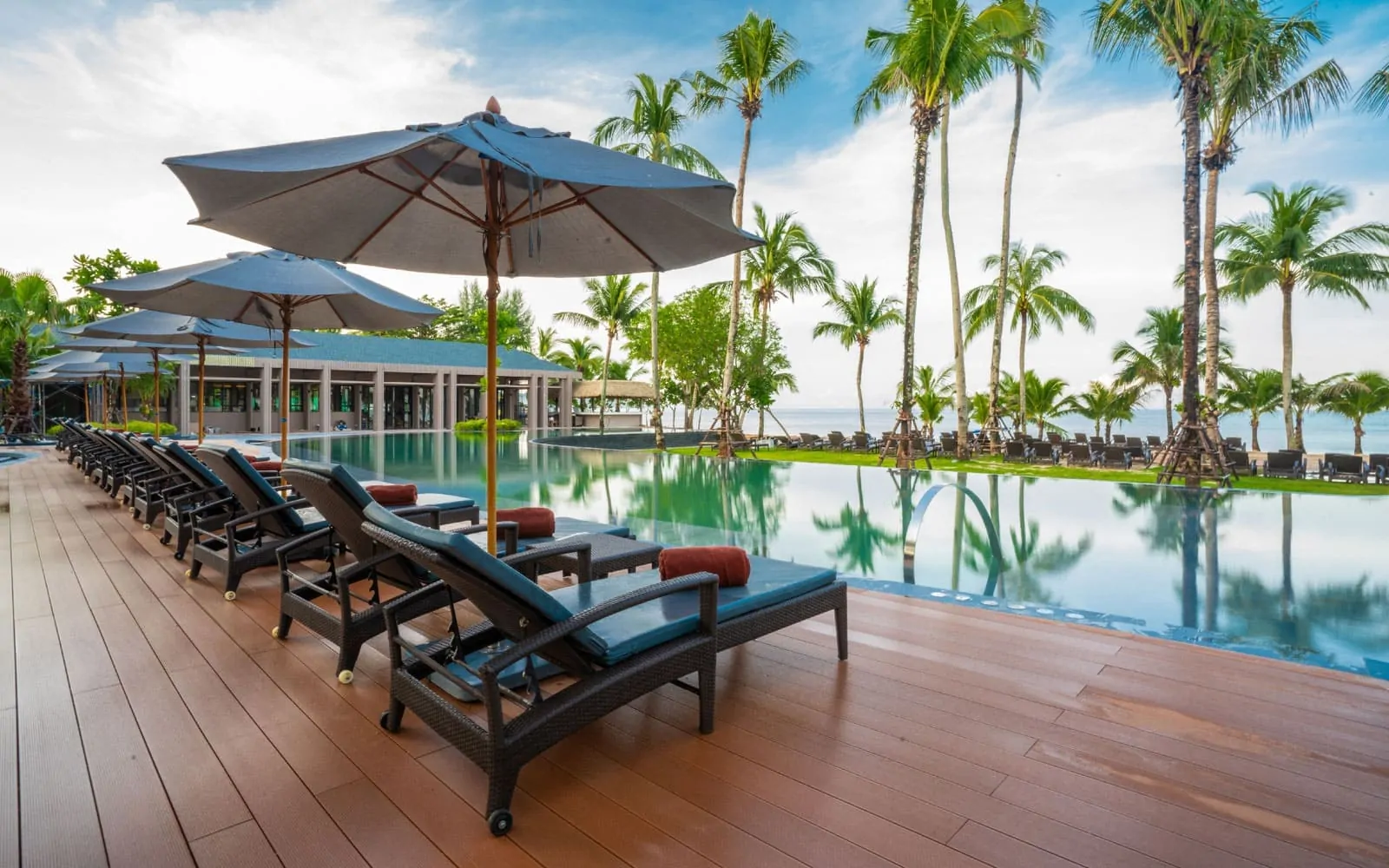 La Flora Resort Khao Lak swimmingpoolområde - Med liggestole og gratis parasoller til afslapning for gæster