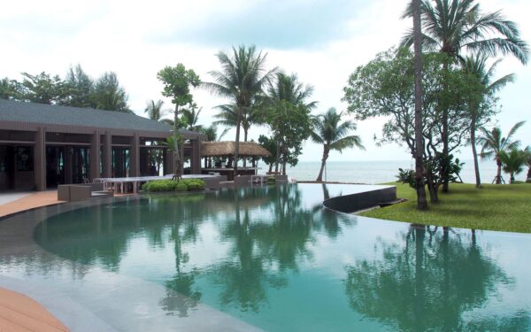 La Flora Resort i Khao Lak, strandfront ejendom med eksklusiv swimmingpool. Ejendommen tilbyder panoramaudsigt over havet.