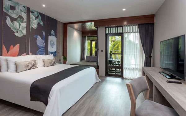La Flora Resort Khao Lak seng og fladskærms TV i soveværelset