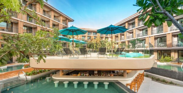 Hotel med pool og parasoller: La Flora Resort Khao Lak. Perfekt til dem der søger luksus resorts i Khao Lak, Thailand. Dette resort tilbyder