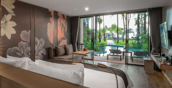 Resortværelse med pool- og palmudsigt i La Flora Resort Khao Lak