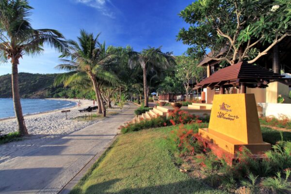 Sti til Lima Coco Resort, strand med palmetræer og skilt