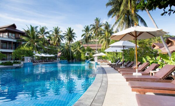Søg efter Maehaad Bay Resort med swimmingpool, komfortable stole og paraplyer for skygge