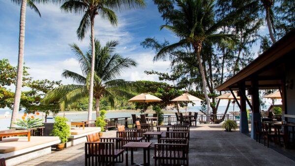 Resort ved stranden med spisefaciliteter med udsigt over havet ved Maehaad Bay.