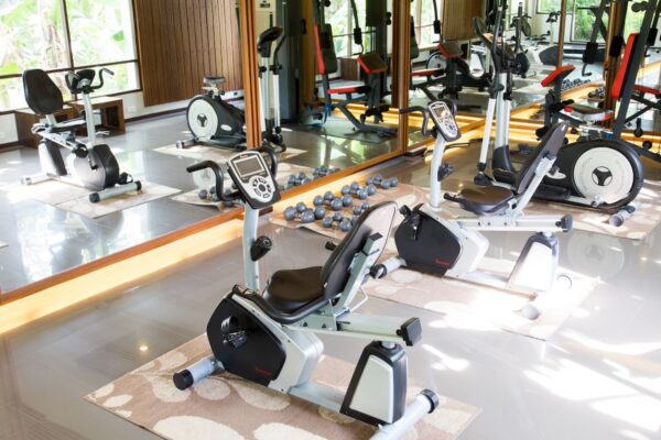 Maehaad Bay Resort fitnessrum med motionscykler og spejle