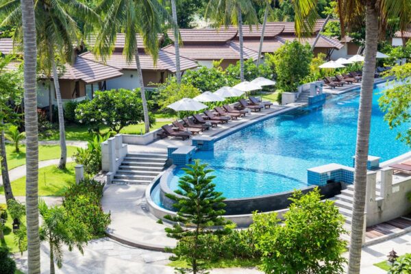 Maehaad Bay Resort pool luftfoto omgivet af palmer