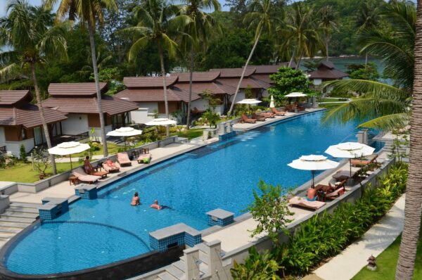 Luft en charmerende swimmingpool på Maehaad Bay Resort