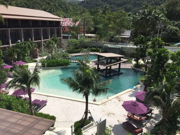 Maehaad Bay Resort fra luften inklusiv swimmingpool