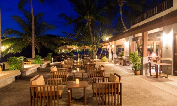 Maehaad Bay Resort restaurant tilbyder udendørs spiseoplevelse under nattehimlen