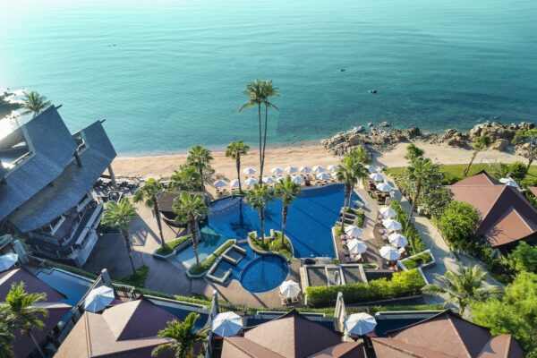 Luft Nora Buri Resort med beliggenhed ved stranden, spa-faciliteter og afslappende tilflugtssted.