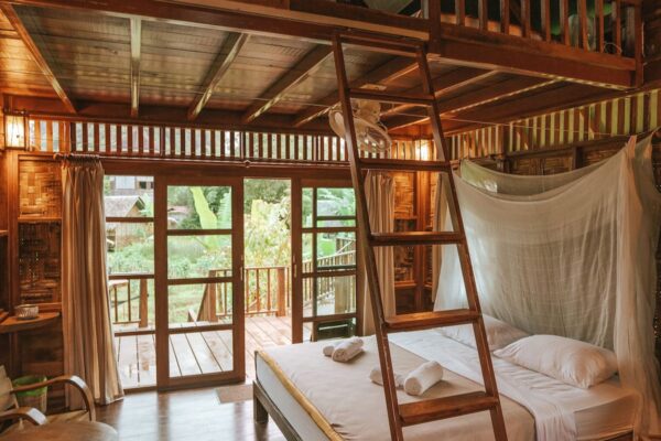 Jungle Camp indkvartering med seng og stige til balkon
