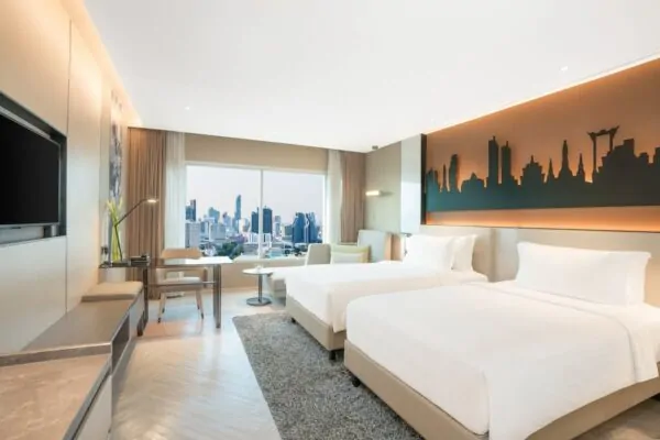 Dobbeltsengs hotelværelse med tv i Princess Pathumwan Hotel