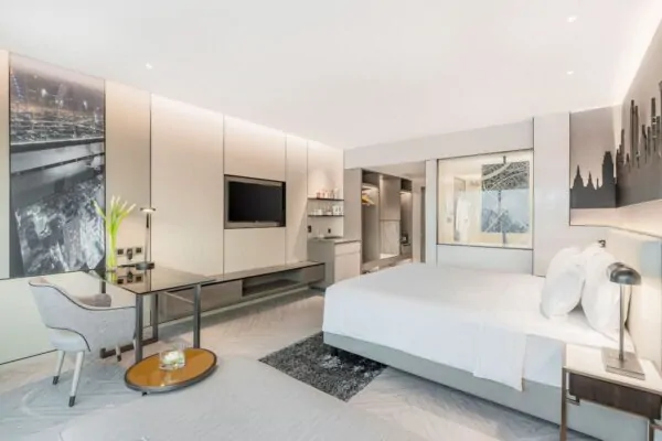 Luksuriøst hotel i Pathumwan med moderne værelser udstyret med komfortabel seng og avanceret tv-teknologi