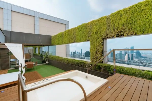 Rooftop jacuzzi på Princess Hotel i Pathumwan med panoramaudsigt over byen