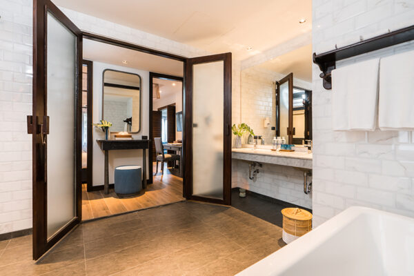 Samui Resort har et fredeligt badeværelse med badekar og håndvask.
