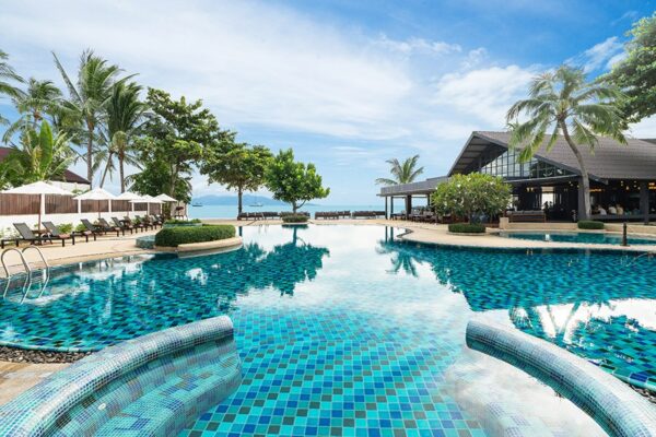 Swimmingpool omgivet af træer i Samui resort