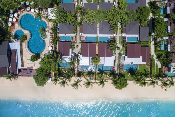 Luft et roligt strandresort i Samui med palmer, sandstrande og turkisblåt vand