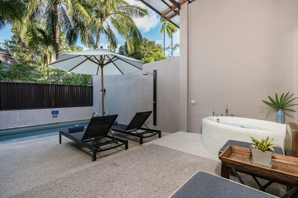 Luksus badeværelse med jacuzzi og lounge stole på feriested i Samui