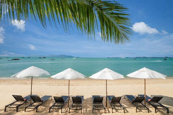 Rolig strandresort med liggestole og parasoller på det fredelige Samui-ø. Perfekt feriested for dem, der søger fred, ro og afslapning