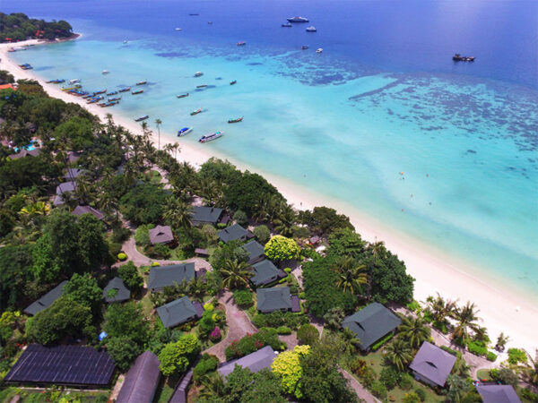 Luft Phi Phi Holiday Resort med huse og både ved stranden