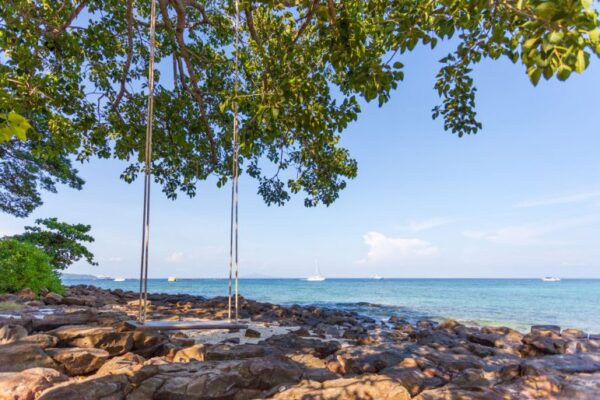Schaukel am Strand vor Phi Phi Natural Resort mit Blick auf das Meer
