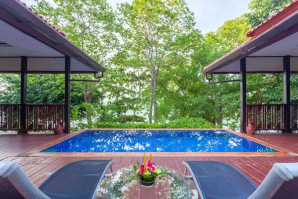Naturligt resort med swimmingpool, liggestole og træer på Phi Phi øen