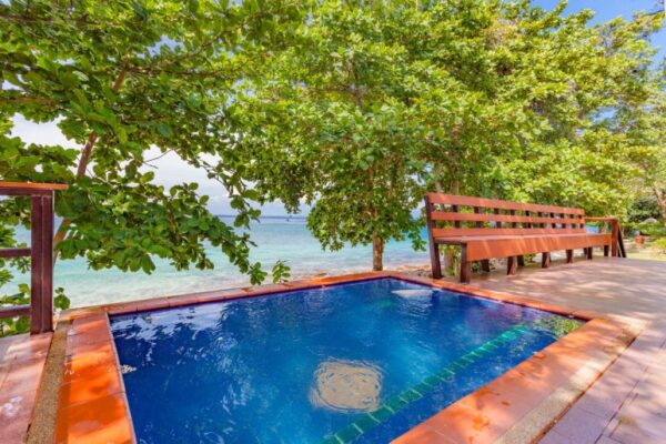 Oceanfront Natural Resort Phi Phi - træterrasse med swimmingpool
