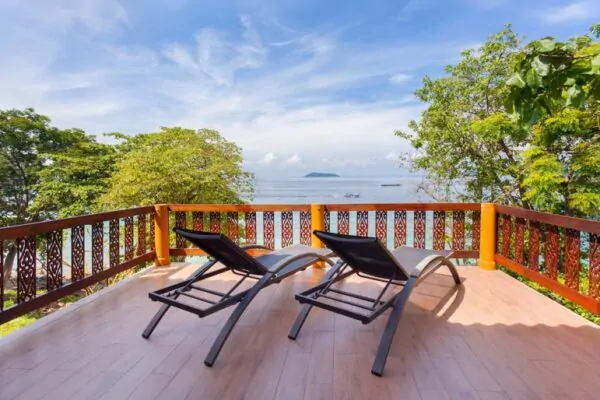 Dæk med havudsigt med loungestole på Phi Phi Natural Resort