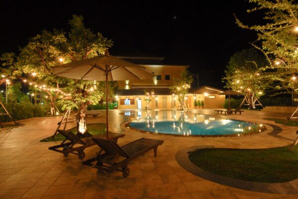 Natbelysning ved Phu Chaisai Resort pool