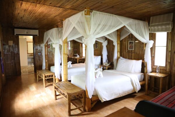 Luksus resortværelse med to enkeltsenge og himmelseng i Phu Chaisai. Ideelt for afslappende wellness-ophold. Spa-faciliteter til rådighed.