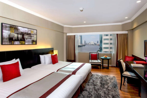 Bangkok flodudsigt hotelværelse med senge og tv i Wyndham Bangkok Menam Riverside
