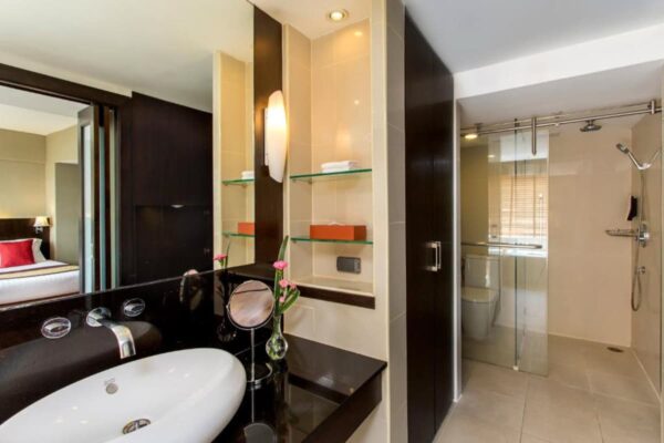 Ramada Plaza Wyndham Bangkok Menam Riverside hotel badeværelse billede med stort spejl og vask