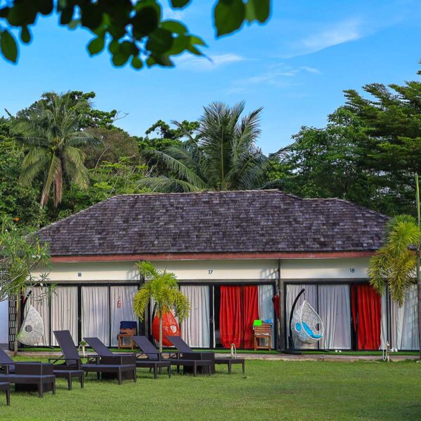 Resorthus ved stranden med liggestole