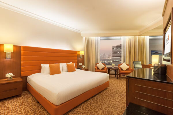 Luksuriøs suites på Rembrandt Hotel med orange detaljer og panoramaudsigt over byen