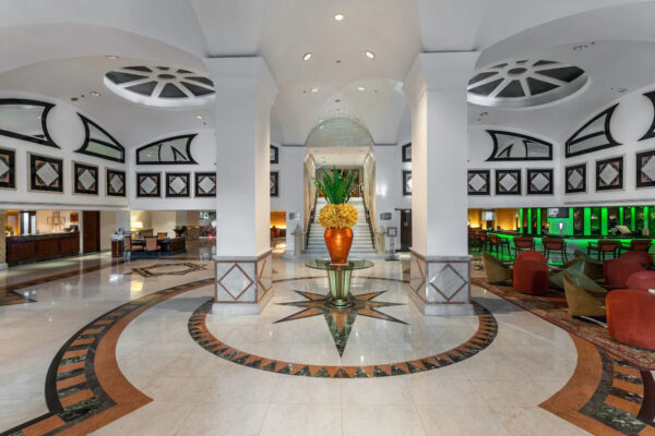 Rembrandt Hotel Bangkok lobbyområde med marmorgulv