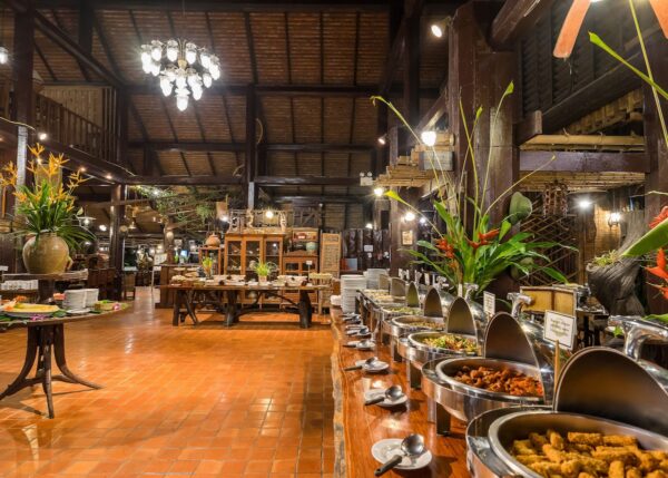 River Kwai Resotel buffetmenu, udvalg af retter på River Kwai Resotel, madmuligheder på River Kwai Resotel, madoplevelse på River Kwai