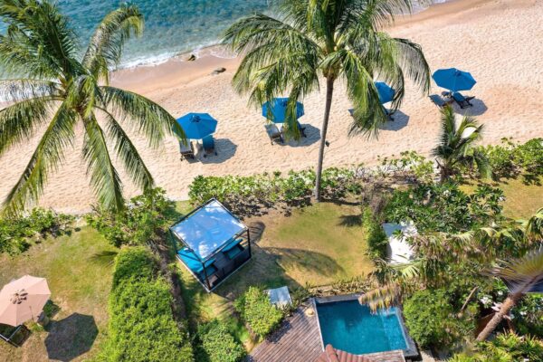 SAii Koh Samui, beach resort med palmetræer og parasoller på Choengmon stranden set fra oven