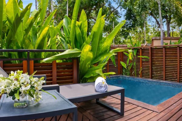Træterrasse med træbord og stole ved pool i Choengmon, Koh Samui